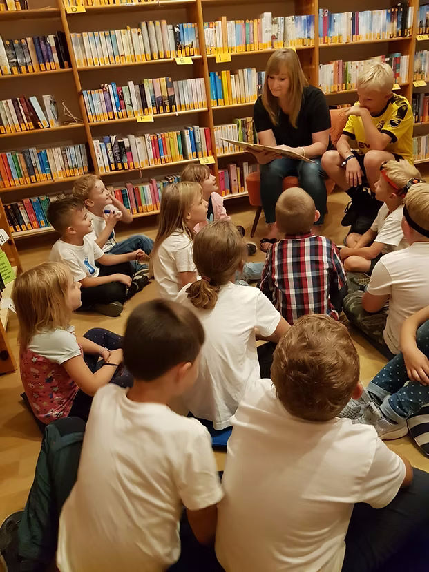 Manuela König vom Büchereiteam liest den Vorschulkindern vom Kindergarten Kronungen das Buch "Dr. Brumm versteht das nicht" von Daniel Napp vor.
